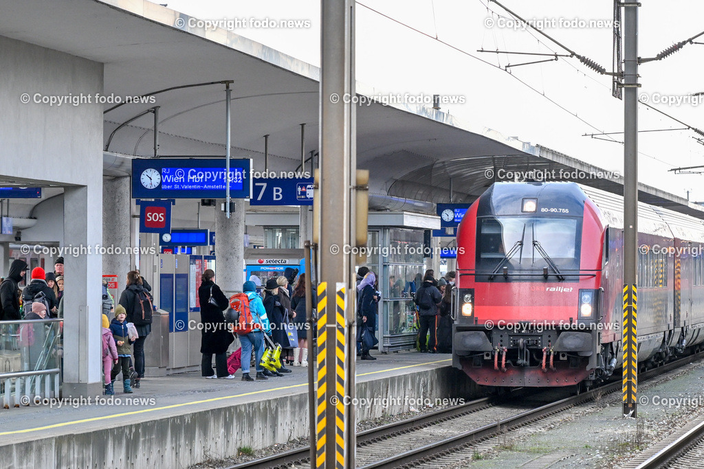 Hauptbahnhof Linz_ Bahnhofshalle_ Bahnsteig_ 26.12.2023-12 | 26.12.2023, Hauptbahnhof Linz, AUT, Bahnhofshalle und Bahnsteig, im Bild Bahnhofshalle, Bahnsteig, Zug, Fahrgaeste, Ticket, Ticketautomat, OEBB, Reisende, Gepaeck, Railjet, Westbahn, ICE, DB, Schild, Anzeigetafel, Linz