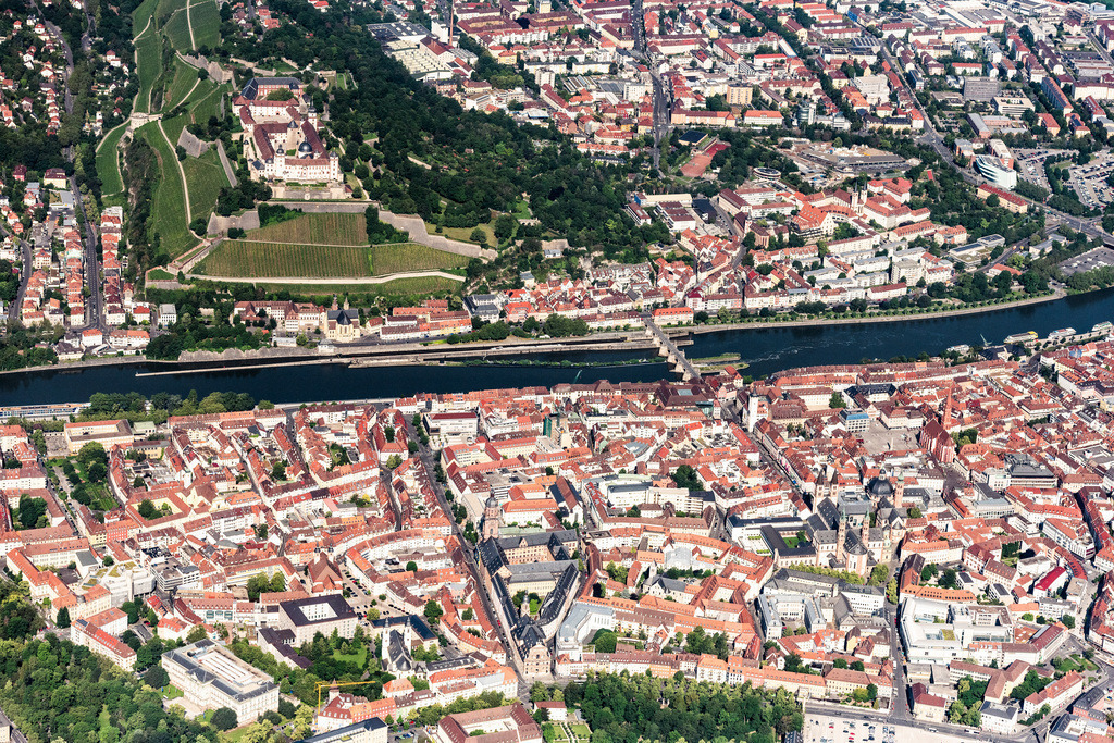 dr__0024194.jpg | WüRZBURG 17.06.2019 Altstadtbereich und Innenstadtzentrum mit dem Würzburger Dom, Alte Mainbrücke sowie die Festung Marienberg an den Ufern des Main in Würzburg im Bundesland Bayern, Deutschland. // Old Town area and city center with dem Wuerzburger Dom, Alte Mainbruecke sowie die Festung Marienberg on den Ufern of Main in Wuerzburg in the state Bavaria, Germany. Foto: Daniel Reiter