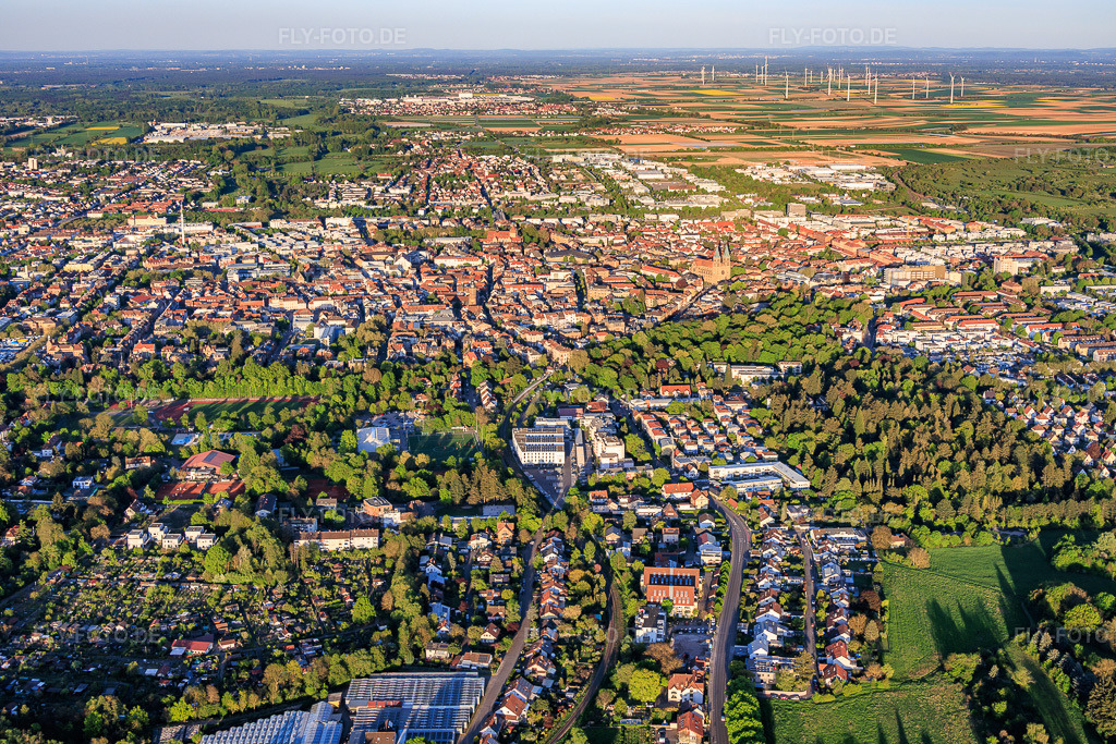 Luftbild: Stadtansicht aus Westen in Landau in der Pfalz im Bundesland Rheinland-Pfalz in Deutschland.Foto: IMG_155091.jpg vom 24.04.2026 durch Werner Riehm/FLY-FOTO.deAuflösung des Originals: 5888 x 3925 px