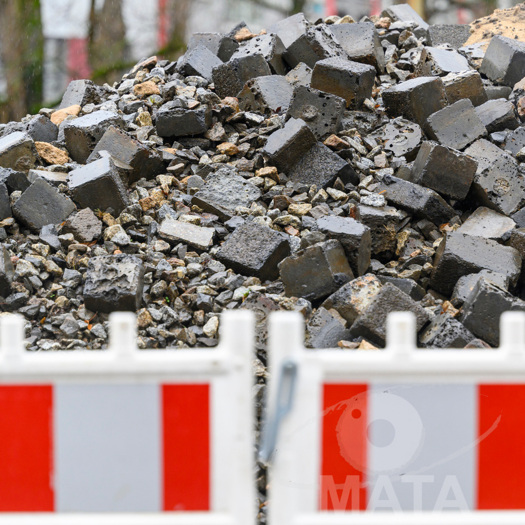 _DWA2199 | Trotz Nieselregen schlängelte sich der „Gaudiwurm“ am Sonntag durch die Nürnberger Innenstadt an tausenden Faschingsfans vorbei.  Nürnberg, 11.02.2024 - Realisiert mit Pictrs.com