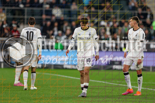 Borussia Mönchengladbach vs SC Freiburg - Bundesliga  | Mönchengladbach, Deutschland, 05.10.25:   Philipp Sander (Borussia Mönchengladbach) schaut waehrend des Spiels der Bundesliga zwischen Borussia Mönchengladbach vs SC Freiburg im Stadion im Borussia Park(Foto von Brauer-Fotoagentur / Adrian Schlueter)