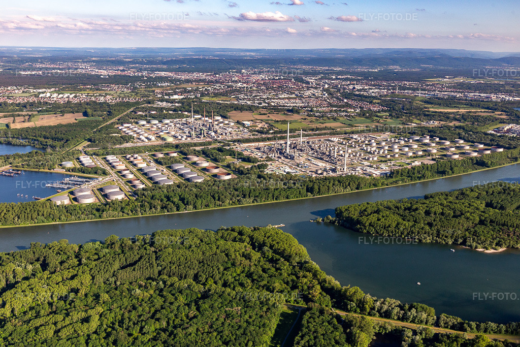 Luftbild: MIRO Mineralölraffinerie Oberrhein im Ortsteil Knielingen in Karlsruhe im Bundesland Baden-Württemberg in Deutschland. Foto: IMG_126735.jpg vom 28.05.2021 durch Werner Riehm/FLY-FOTO.deWWW.MIRO-KA.DE