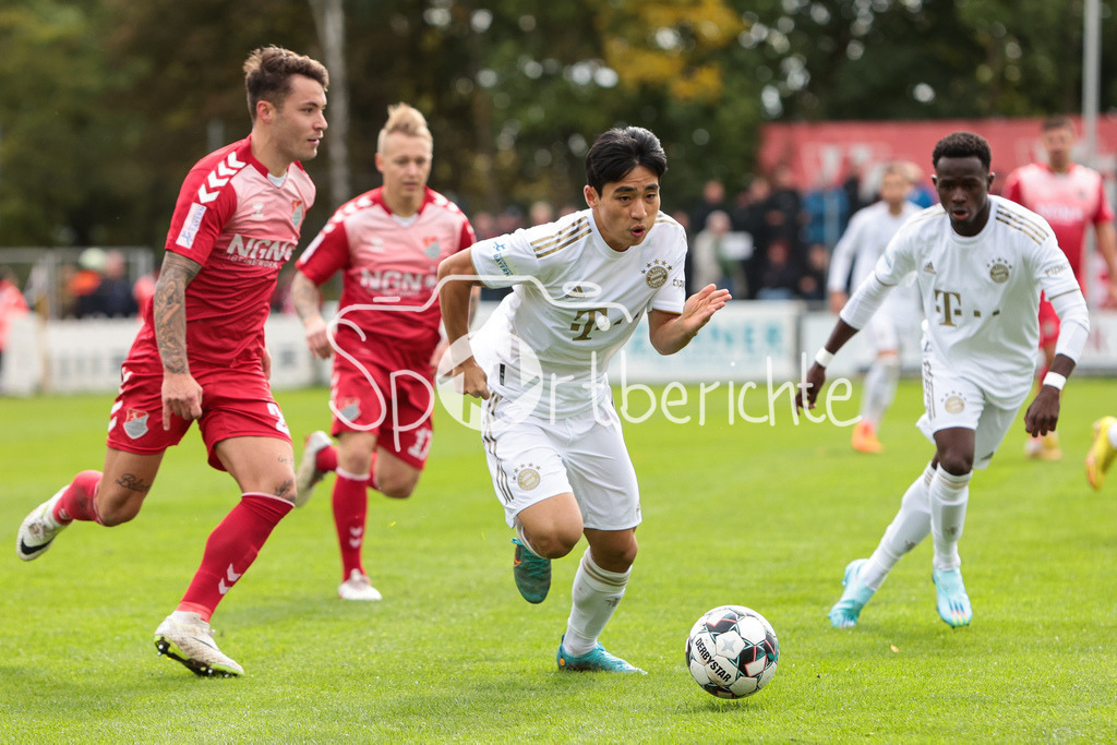 TSV Aubstadt - FC Bayern Amateure | Ingo Feser (TSV #23) im Duell mit Hyunju LEE (FCB #8)