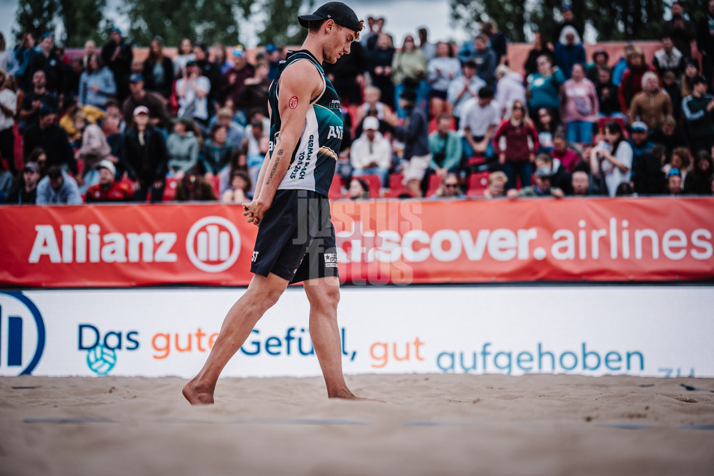Beachvolleyball | Männer | Allianz German Beach Tour 2025 | Tourstop Berlin | 22.08.2025 | Max Just dehnt sich