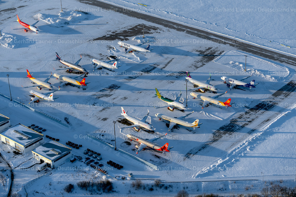 4045093 | Corona bedingt abgestellte Flugzeuge des Typs Airbus auf dem verschneitem Flughafen Erfurt Weimar im Abendlicht