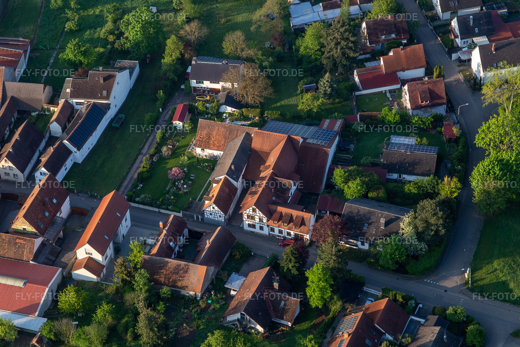 Luftbild: Weingut und Weinstube Vogler im Ortsteil Heuchelheim in Heuchelheim-Klingen im Bundesland Rheinland-Pfalz in Deutschland. Foto: IMG_113853.jpg vom 01.05.2019 durch Werner Riehm/FLY-FOTO.de