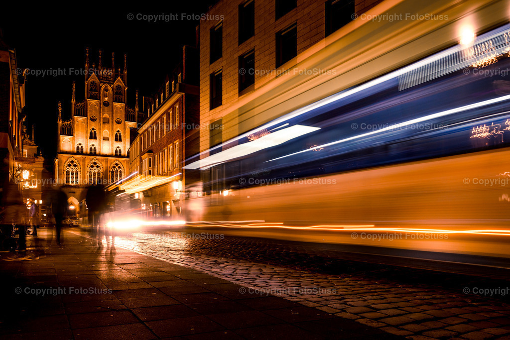 Fahrender Bus vor dem Rathaus von Münster | Langzeitbelichtung eines fahrenden Busses vor dem historischen Rathaus von Münster Westfalen. - Realisiert mit Pictrs.com