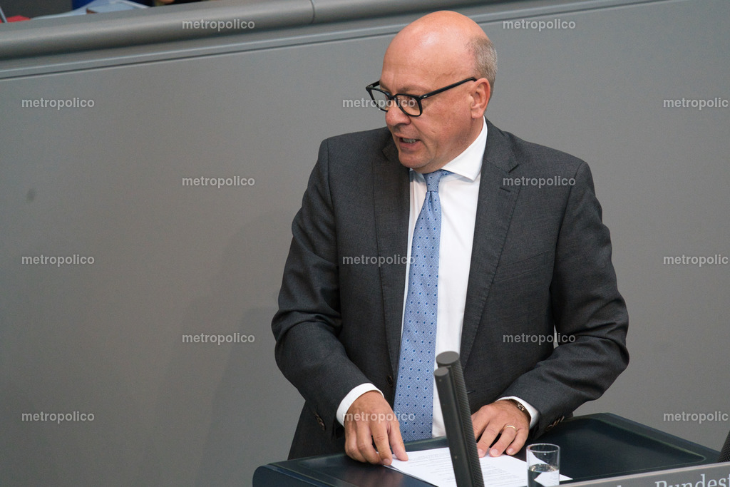 Alexander Throm (6) | Metropolico