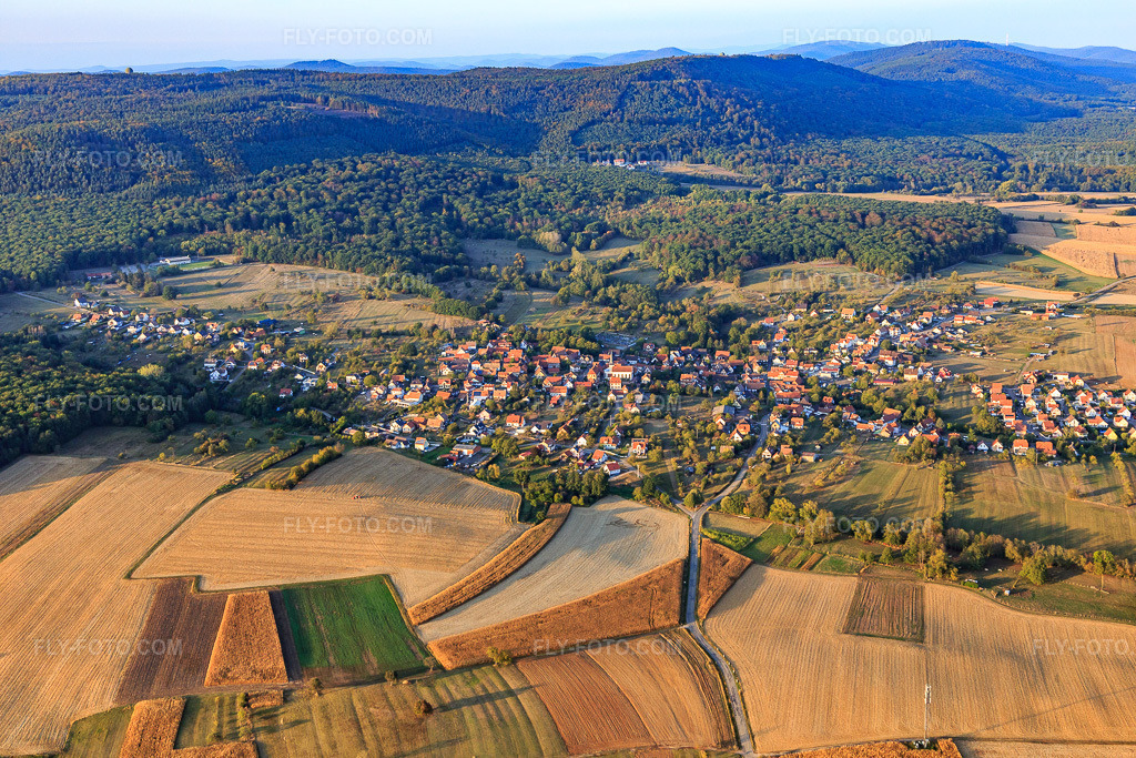Aerial view: Village overview from the south in Lampertsloch in the state Bas-Rhin, France. – Photo: IMG_123266.jpg taken on 09/30/2020 by Werner Riehm/FLY-FOTO.com – Resolution of the original: 5472 x 3648 px