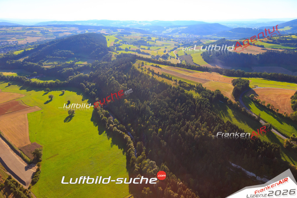 Die Luftaufnahme der Stadt Marktrodach wurde vom UL-Flugzeug heraus erstellt ( keine Drohne )- hohe Auflösung für beste Qualität