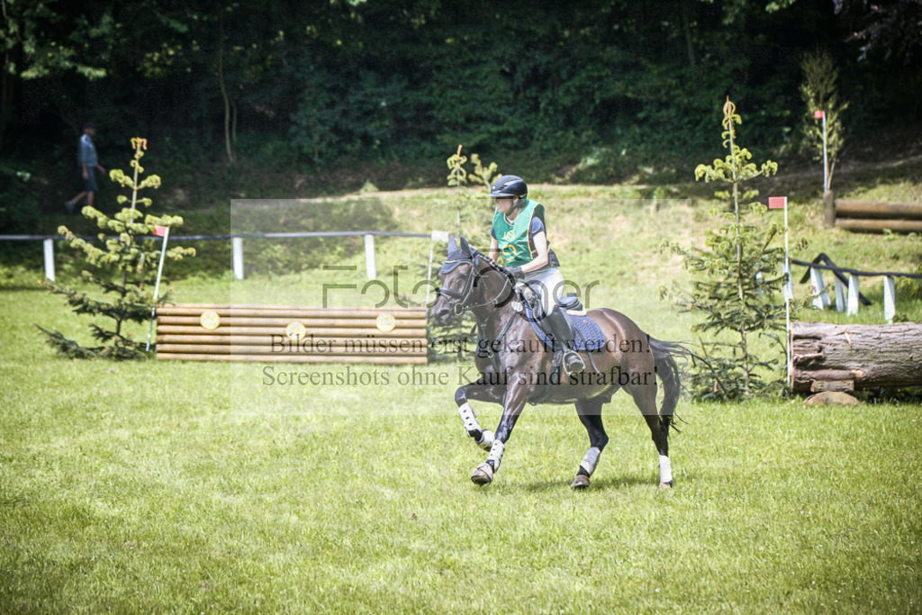 DOS_7110 | Entdecke hochwertige Reitturnierfotos von Foto Oger. Professionell, emotional und authentisch – jetzt Lieblingsmomente im Shop bestellen. - Realisiert mit Pictrs.com