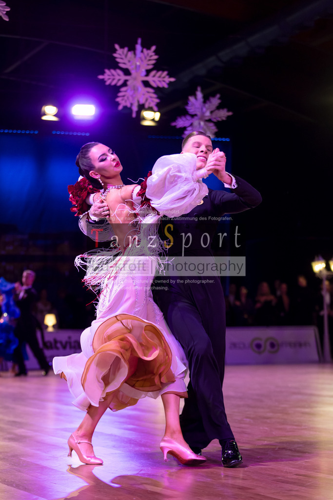 20241215_WDSF_Int_Open_Std-Riga-8964 | Tanzsportbilder, Standardtanz, Lateintanz, WDSF, DTV, LTVB, dancecomp, goc, hessen tanzt, blaues band der spree, walzer, tango, wiener walzer, slowfox, quickstepp, samba, rumba, cha-cha-cha, paso doble. jive, hd-kroft photography, turniertanzsport