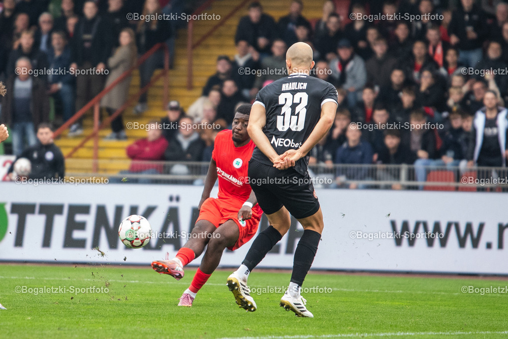 IMG_0507 | 11.10.2025, Fußball, Niederrheinpokal, Rot-Weiß Oberhausen - Rot-Weiss Essen: Burinyuy Nyuydine (Rot-Weiß Oberhausen #19) mit einem Torschuss. Tobias Kraulich Rot-Weiss Essen #33) versucht zu blocken  - Realisiert mit Pictrs.com
