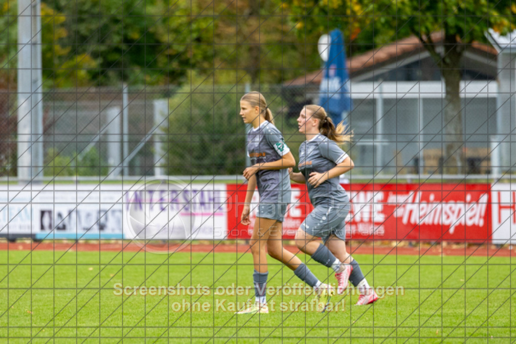 20251004_150507_0585 | #,1.FC Donzdorf (rot) vs. FC Freiburg-St. Georgen (grau), Fussball, EnBW-Oberliga B -Juniorinnen, 04. Spieltag, Saison 2025/2026, Rasenplatz, Lautertal Stadion, Süßener Straße 16, 73072 Donzdorf, 04.10.2025 - 14:00 Uhr,Foto: PhotoPeet-Sportfotografie/Peter Harich