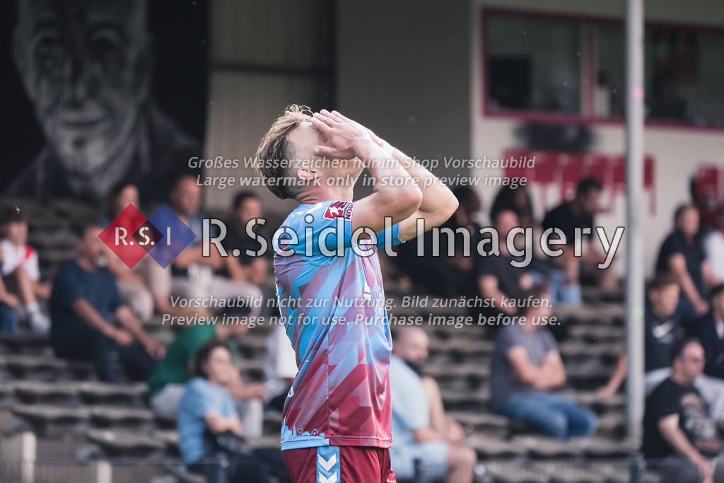 RS-1-135975 | Rene Guder (#17, WEI) schlägt frustriert die Hände über dem Kopf zusammen