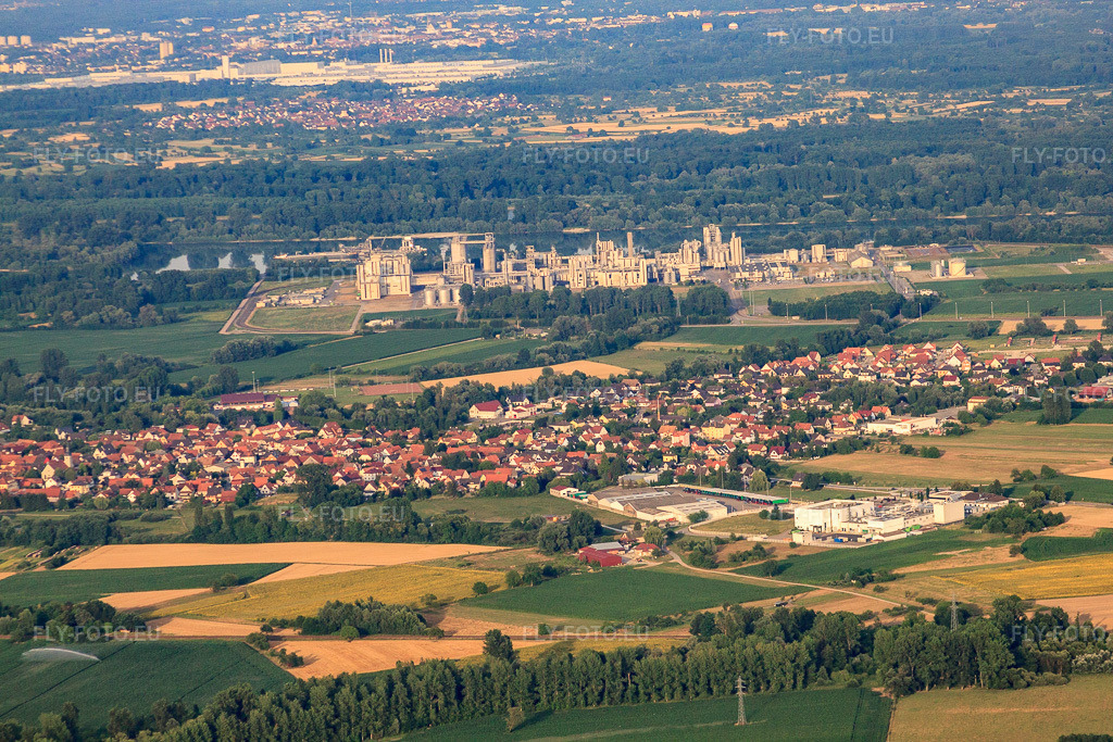 Vue aérienne: Vue de la ville depuis le nord-ouest, montrant l'usine chimique Roquette Frères sur les rives du Rhin. à Beinheim dans le département Bas Rhin, France – .Photo: IMG_30588.jpg prise le 09/07/2010 par Werner Riehm/FLY-FOTO.eu – Résolution de l'original: 4752 x 3168 px – Roquette: Turning Nature’s Potential into Life’s Essentials