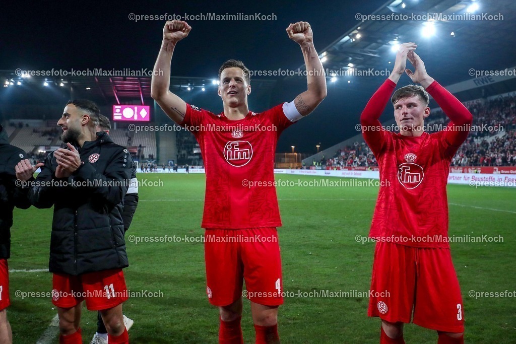 RWE09032501046 | 2025.03.09, Fußball, 3.Liga, Rot-Weiss Essen - SV Waldhof Mannheim, Stadion Hafenstraße, Saison 2024 2025: Abschlussjubel nach dem 1:0 Sieg für RWE.  Die Mannschaft steht jubelnd auf dem Spielfeld und feiert vor den Fans. Ramien Safi (RWE #11) Michael Schultz (RWE #4) Matti Wagner (RWE #3)DFB regulations prohibit any use of photographs as image sequences and or quasi-video.