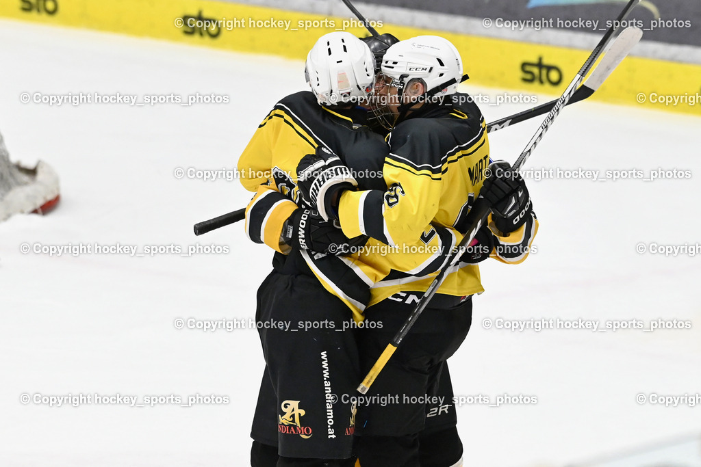 EC Kellerberg vs. EC Arnoldstein | Jubel EC Arnoldstein Mannschaft, #26 De Pasqualin Lucas EC Arnoldstein, #86 Martl Timo EC Arnoldstein, EC Kellerberg vs. EC Arnoldstein, EC Kellerberg vs. EC Arnoldstein am 03.02.2025 in Villach (Stadthalle Villach), Austria, (Photo by Bernd Stefan)