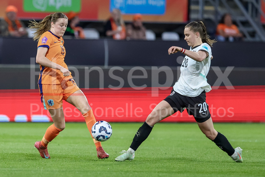 Fussball, UEFA Women s Nations League, Deutschland - Österreich | v.li.: Wieke Kaptein (Niederlande, 19) und Lilli Purtscheller (Österreich, 20) im Zweikampf, Duell, Dynamik, Aktion, Action, Spielszene