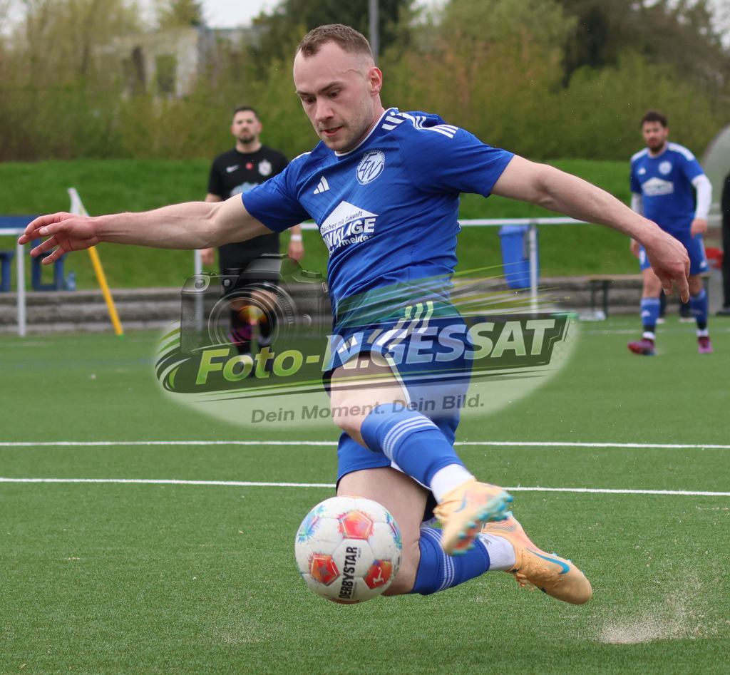 SV Enger-Westerenger - TSV Löhne | Auf dem Bild zu sehen: blau SV Enger-Westerenger: Marlon MeyerSV Enger-Westerenger, TSV Löhne, Saison 25/26, Kreisliga A, Enger, Deutschland - Realisiert mit Pictrs.com