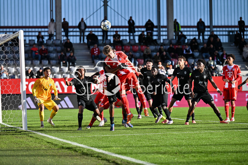 FC Bayern München U19 - Sporting Lissabon U19 | MUNICH, GERMANY - 09. DECEMBER: Guido DELLA ROVERE (FC Bayern München U19 10) kommt bei einem Eckball zum Kopfball während dem Match zwischen der U19 des FC Bayern München und der U19 von Sporting Lissabon am 6. Spieltag der UEFA Youth League Ligaphase am FC Bayern Campus