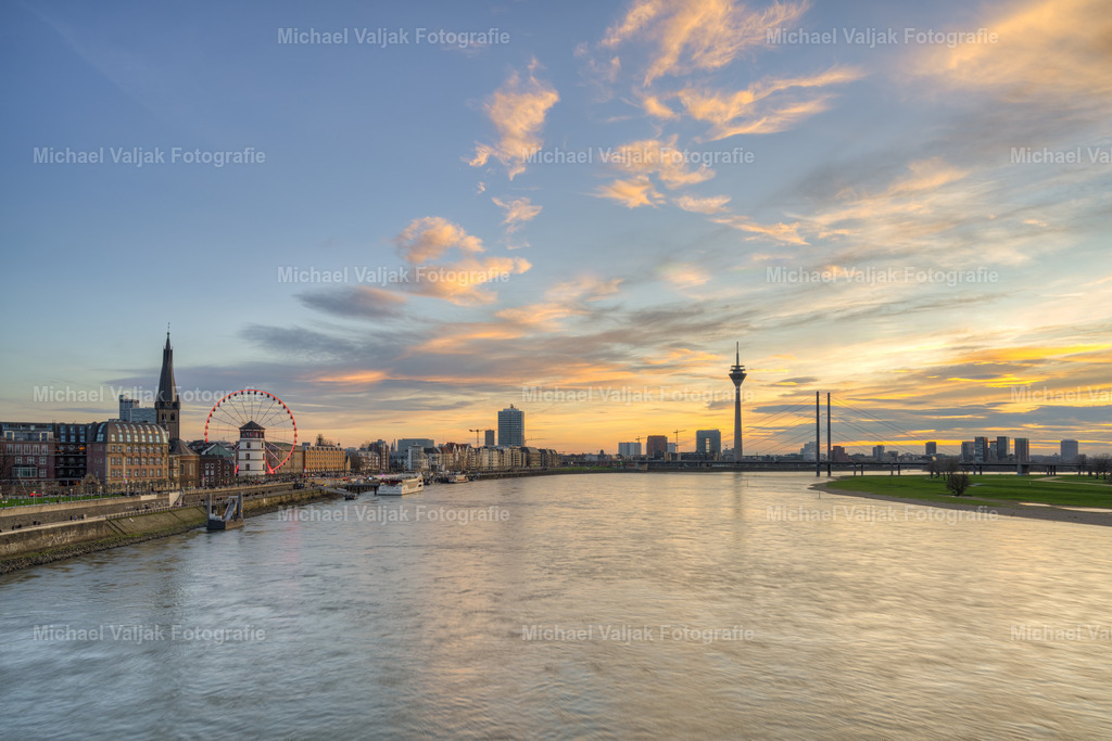 Düsseldorf Skyline am Abend | Blick von der Oberkasseler Brücke auf die Skyline von Düsseldorf bei Sonnenuntergang.  - Realisiert mit Pictrs.com
