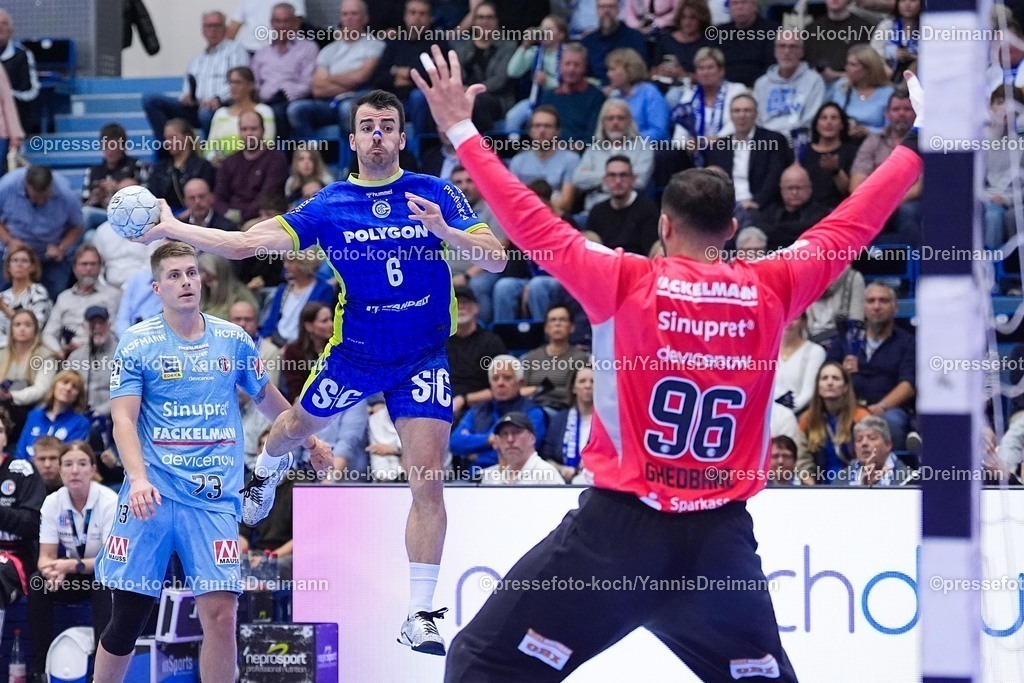 xYDR09102501163 | 09.10.2025, xydrx, Handball, 1.HBL, VFL Gummersbach - HC Erlangen, Schwalbe-Arena: Milos Vujovic (VFL Gummersbach #6) beim Wurf auf das Tor von Khalifa Ghedbane (HC Erlangen #96)