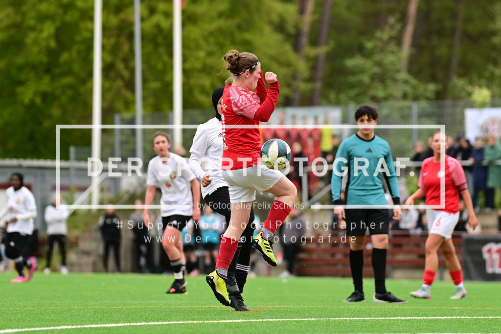 Fußball I Frauen I Saison 2025-2026 I Bezirksliga I 21. Spieltag I Harburger TB - Rahlstedter SC I 165115 | Der Sportfotograf. - Realisiert mit Pictrs.com