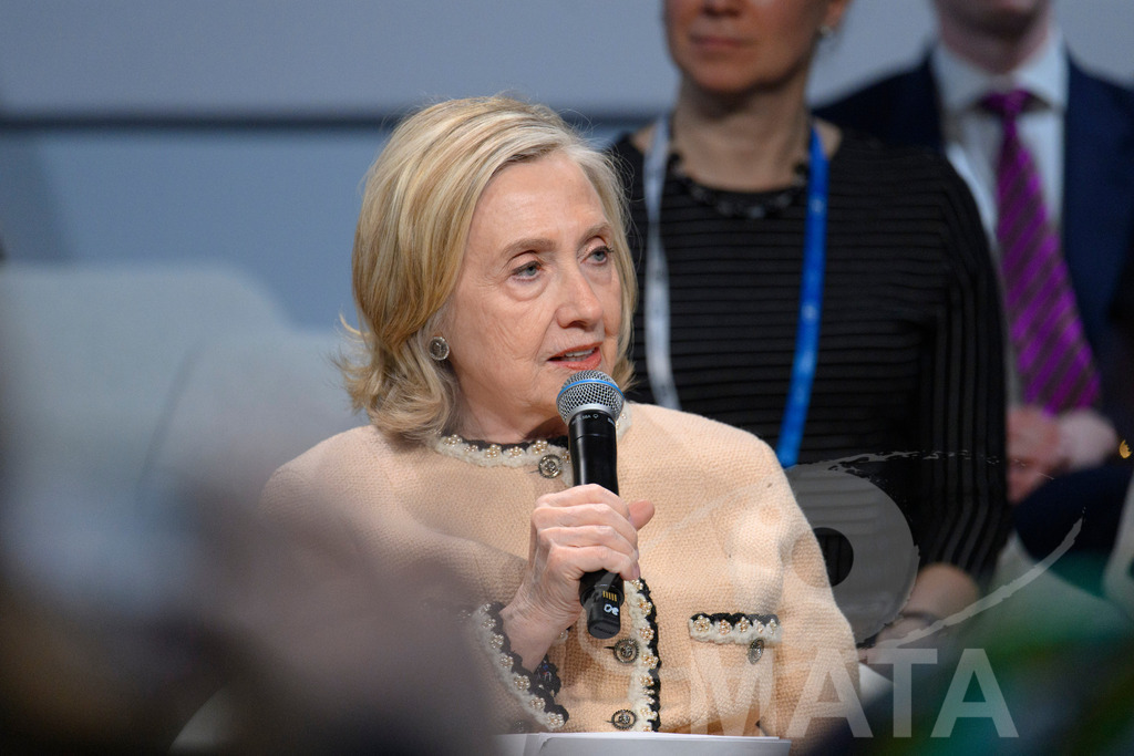 _DWA0268 | Die US-Politikerin Hillary Clinton auf der Veranstaltung Girls Just Want to Have Fundamental Rights: Fighting the Global Pushback im Rahmen der Münchner Sicherheitskonferenz 2026. München, 14.02.2026 Bayern Deutschland - Realisiert mit Pictrs.com