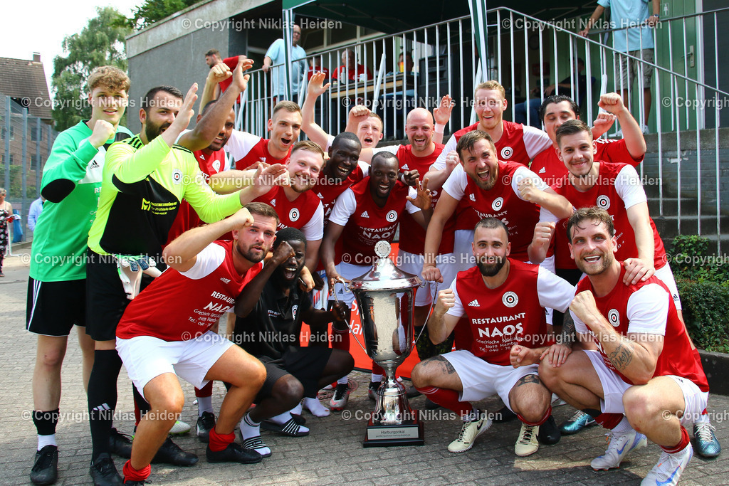 NH_KlubKosova_HarburgerSC_Testspiel_HarburgPokal_21072024 | Der Harburger SC bejubelt den Sieg beim Harburg-Pokal.Fußball I Herren I Testspiel (Harburg-Pokal) I Saison 2024-2025 I Klub Kosova - Harburger SC I 21.07.2024 I Sportplatz Alter Postweg