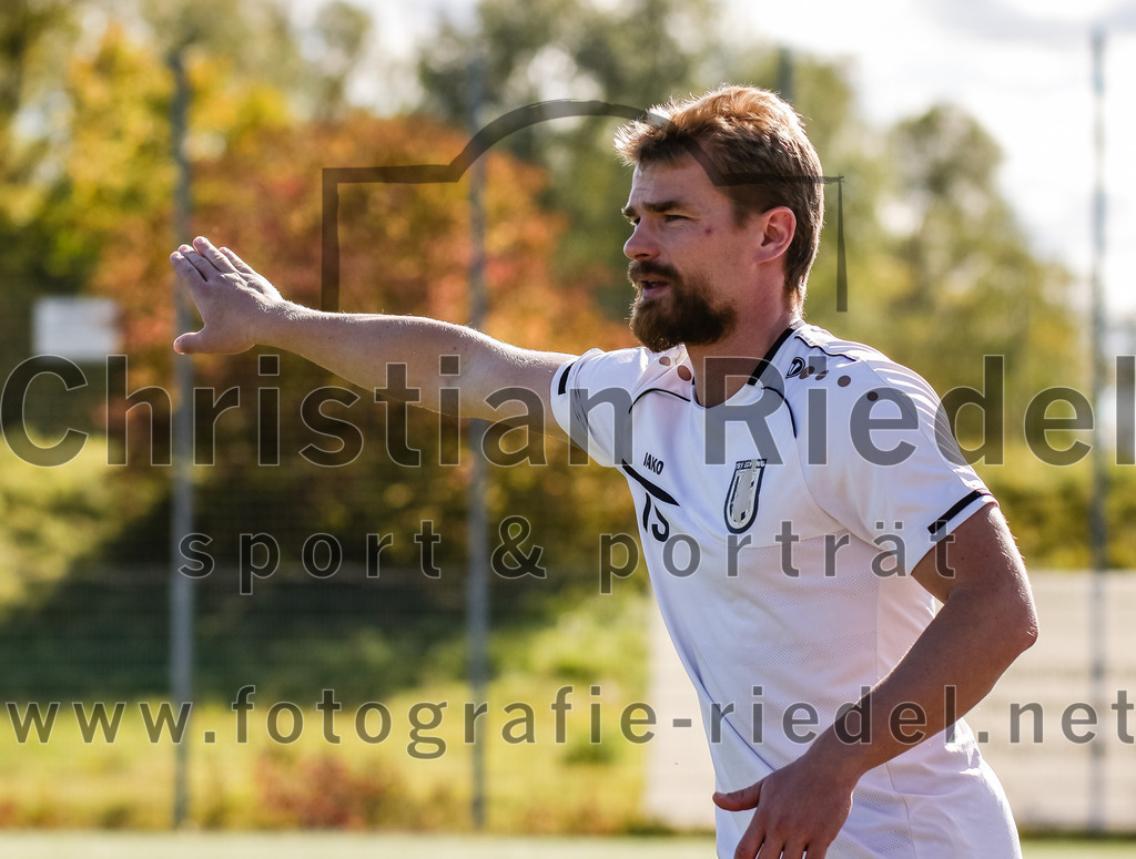 2023-10-21_011_FC_Langengeisling_gegen_TSV_Eching | Erding, Deutschland, 21.10.2023:
Fußball, Bezirksoberliga 2023 / 2024, 8. Spieltag, FC Langengeisling gegen TSV Eching, Endergebnis: 0:0

Trainer Jan Strehlow (TSV Eching)

Foto: Christian Riedel / fotografie-riedel.net