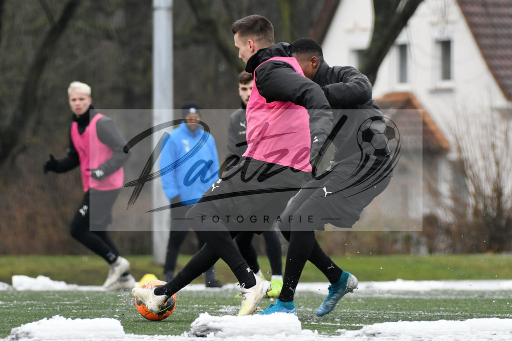 20200226_TRAOSN_0031 | Fussball, Herren: Thomas Konrad (VfL Osnabrueck) und Hakim Traore (VfL Osnabrueck U19) im Zweikampf waehrend der Trainingseinheit des VfL Osnabrueck im Sportpark Illoshoehe am 26.02.2020 in Osnabrueck, Deutschland. - Realisiert mit Pictrs.com