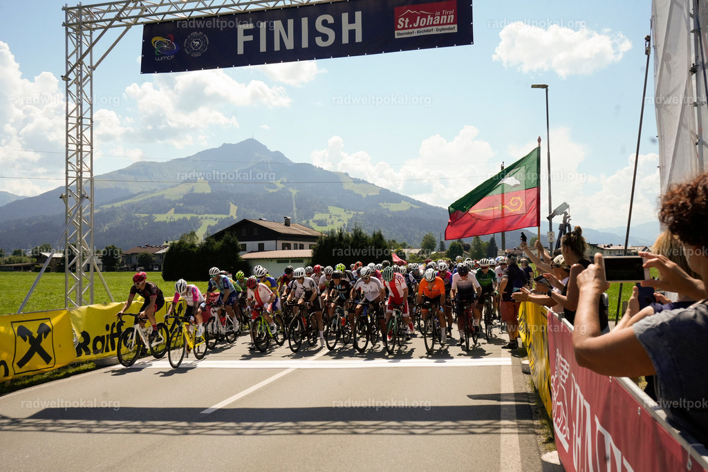 383_20230817_Bewerb_Maenner_Muehlanger | AUT - OESTERREICH, 2023-08-16: SPORT RENNRAD-FAHREN - 55. INTERNATIONALER RADWELTPOKAL IN ST. JOHANN IN TIROL  - Vintage-Radrennen mit WM-Bronze-Medaillen-Siegerin Christina Schweinberger, den Teilnehmer und Alexander Baumann (vom Orginastions-Team) - TAG 2 BEWERB MAENNER IN SECHS GRUPPEN  ; Foto: Roland Muehlanger