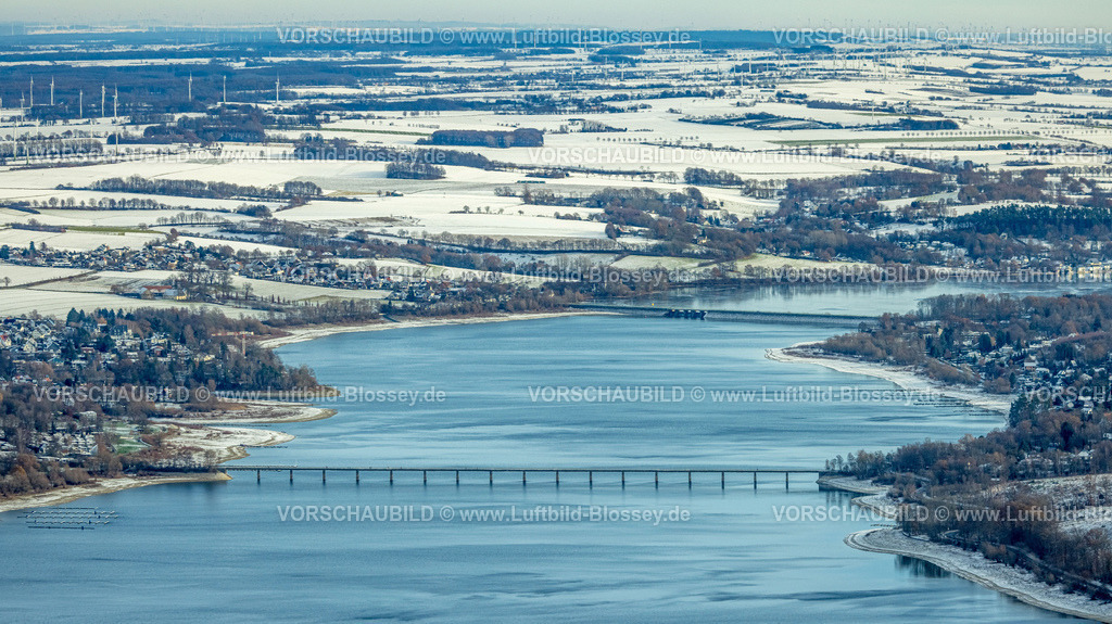 Moehnesee221201100-3 | Luftbild, Winterlicher Möhnesee und Möhnetalsperre, Körbecker Brücke, im Hintergrund der Stockumer Damm mit Stauwehr, Günne, Möhnesee, Sauerland, Nordrhein-Westfalen, Deutschland