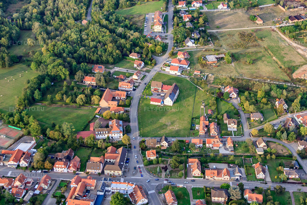 Vue aérienne: Route de Lobsann à Merkwiller-Pechelbronn dans le département Bas Rhin, France.Photo: IMG_53718.jpg prise le 30/09/2012 par Werner Riehm/FLY-FOTO.euRésolution de l'original: 4430 x 2954 px