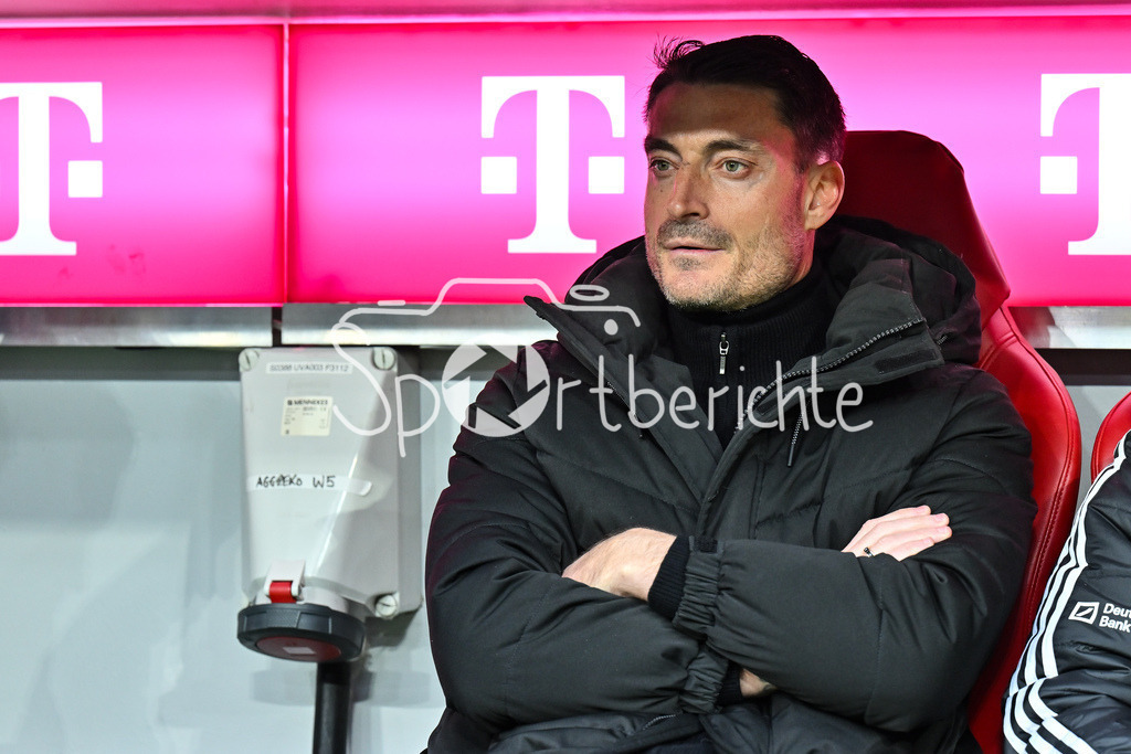 FC Bayern München - Eintracht Frankfurt | MUNICH, GERMANY - 21. FEBRUARY: im Bild Albert RIERA Trainer Eintracht Frankfurt / Einzelfoto / Freisteller während dem Bundesligamatch zwischen dem FC Bayern München und der SG Eintracht Frankfurt am 23. Spieltag in der Allianz Arena / DFL REGULATIONS PROHIBIT ANY USE OF PHOTOGRAPHS AS IMAGE SEQUENCES AND/OR QUASI-VIDEO