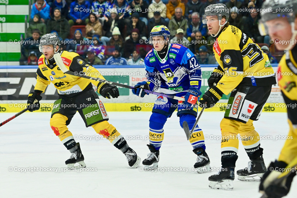 EC IDM Wärmepumpen VSV vs. HC Pustertal | #22 Mantinger Matthias HC PUSTERTAL, #42 LANZINGER Benjamin EC VSV, #36 Osmanski Austin Michael HC PUSTERTAL, EC IDM Wärmepumpen VSV vs. HC Pustertal, EC IDM Wärmepumpen VSV vs. HC Pustertal am 15.11.2024 in Villach (Stadthalle Villach), Austria, (Photo by Bernd Stefan)