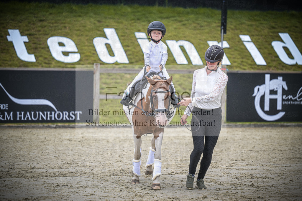 DOS_0172 | Entdecke hochwertige Reitturnierfotos von Foto Oger. Professionell, emotional und authentisch – jetzt Lieblingsmomente im Shop bestellen.Deutschlandweite Turnierfotografie. - Realisiert mit Pictrs.com