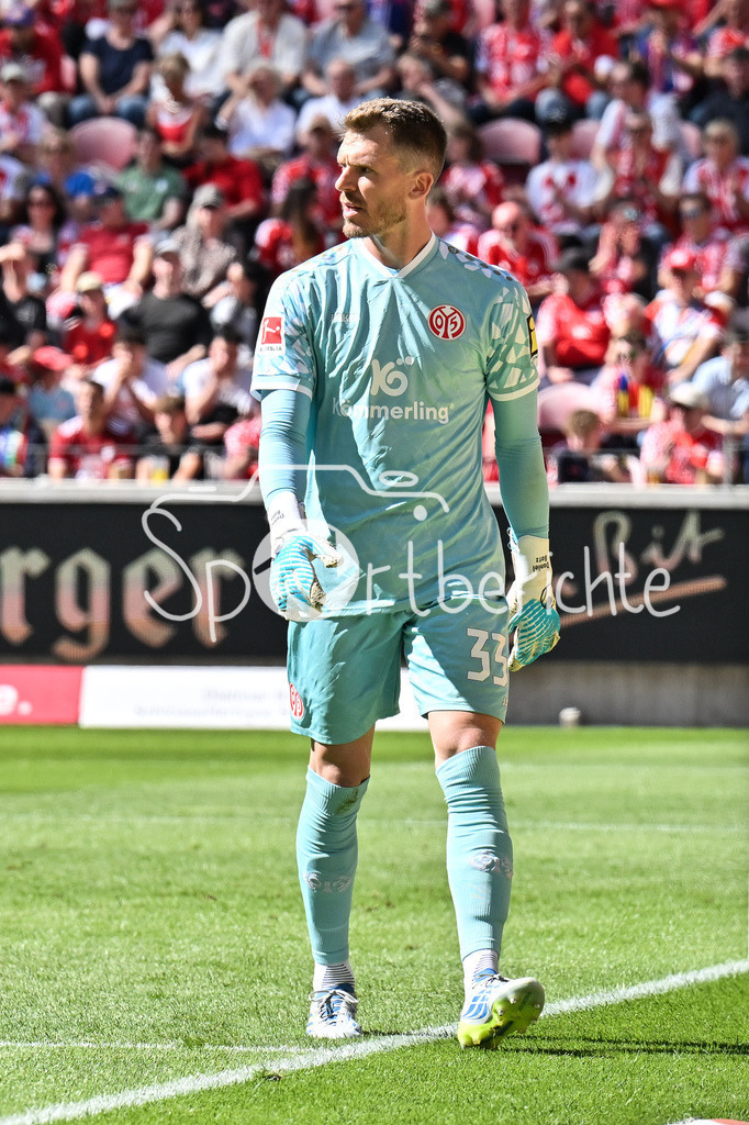1. FSV Mainz 05 - FC Bayern München | MAINZ, GERMANY - 25. APRIL: im Bild Daniel BATZ (1. FSV Mainz 05 33) / Einzelfoto / Freisteller während dem Bundesligamatch zwischen dem 1. FSV Mainz 05 und dem FC Bayern München am 31. Spieltag in der MEWA Arena / DFL REGULATIONS PROHIBIT ANY USE OF PHOTOGRAPHS AS IMAGE SEQUENCES AND/OR QUASI-VIDEO