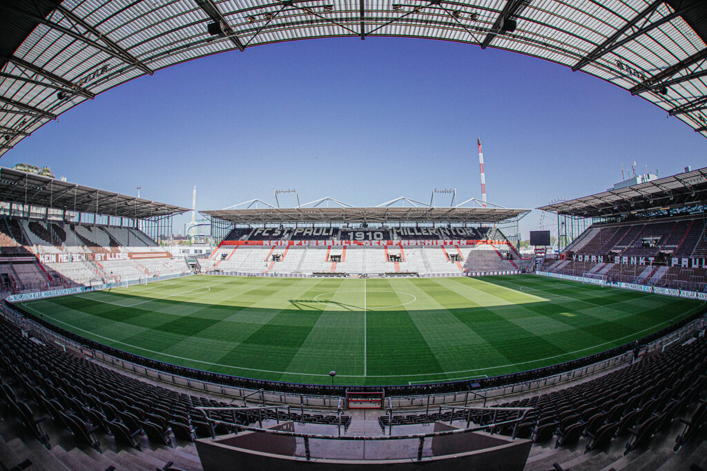 IMG_8162 | Der offizielle Shop für FC St. Pauli Fotos. Wähle aus Spielszenen & Fanmomenten dein FCSP Wunschformat. Wir liefern Millerntor-Atmosphäre.