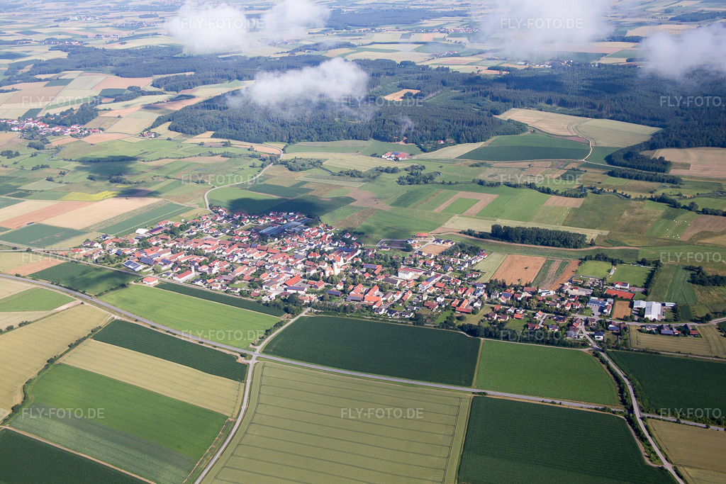 Luftbild: unter Wolken in Geiselhöring im Bundesland Bayern in Deutschland. Foto: IMG_090563.jpg vom 03.07.2016 durch Werner Riehm/FLY-FOTO.de