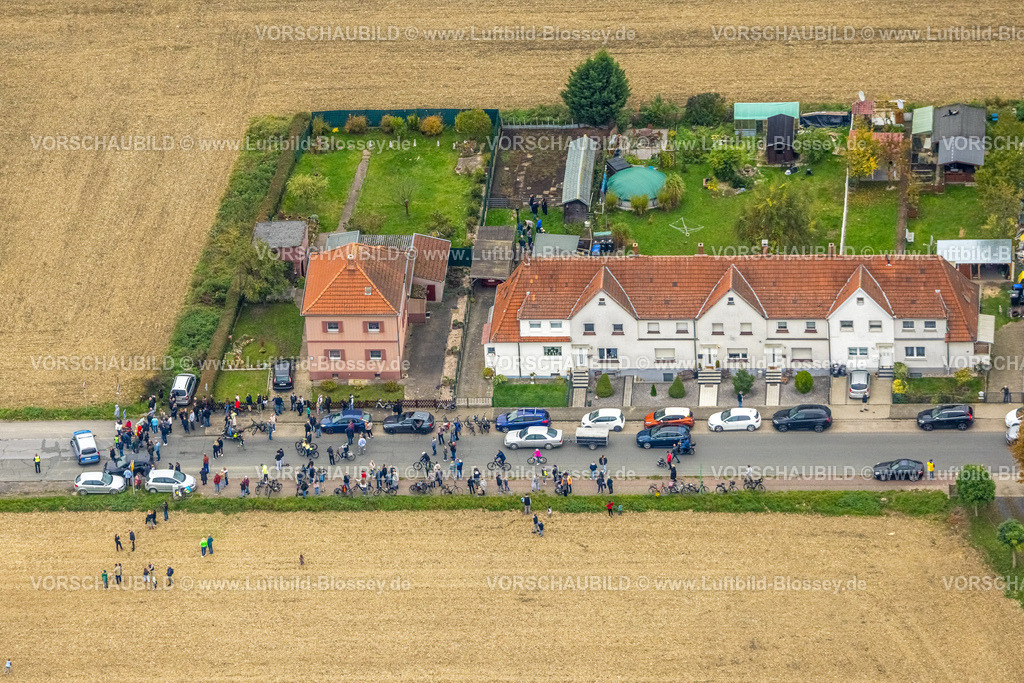 Hamm251000056Gersteinwerk | Luftbild, mit großem interesse verfolgten tausende Zuschauer die Sprengung des Gersteinwerk Schornsteins mit einer halben Stunde Verspätung. Der 282 Meter hohe RWE-Schornstein fiel exakt in das vorbereitete Schotterbeet. Stadtgrenze Werne, Hamm Nordrhein-Westfalen, Deutschland