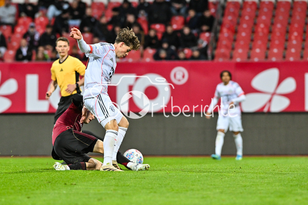 1. FC Nürnberg II - FC Bayern Amateure | NÜRNBERG, GERMANY - 21. APRIL: im Duell Pascal FUCHS (1. FC Nürnberg II 6) und Maximilian SCHUHBAUER (FC Bayern München II 15) während dem Match zwischen dem 1. FC Nürnberg II und den Amateuren des FC Bayern am 30. Spieltag der Regionalliga Bayern im Max-Morlock Stadion