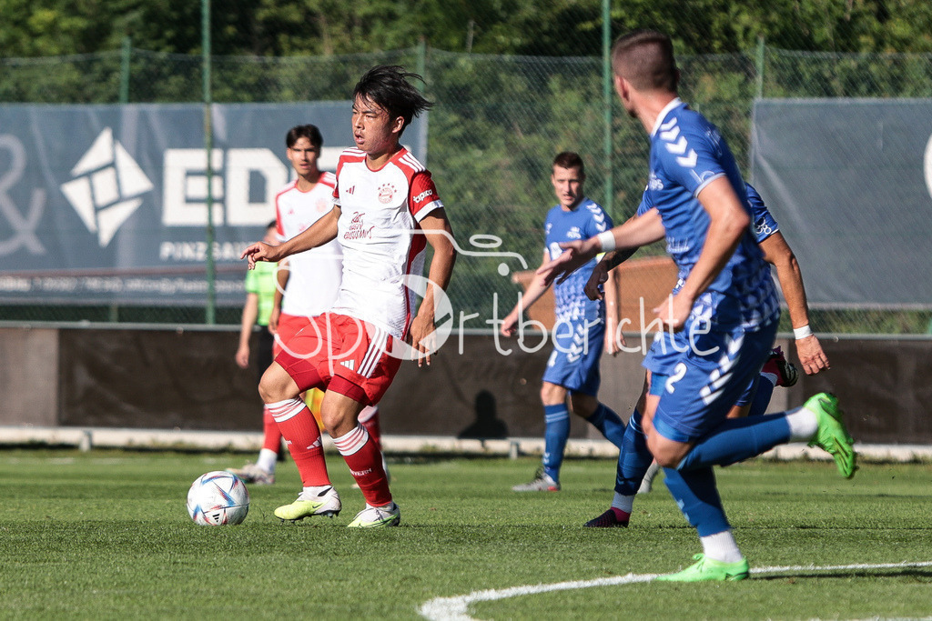 FC Pinzgau Saalfelden - FC Bayern Amateure | Taichi FUKUI (FCB #14) am Ball