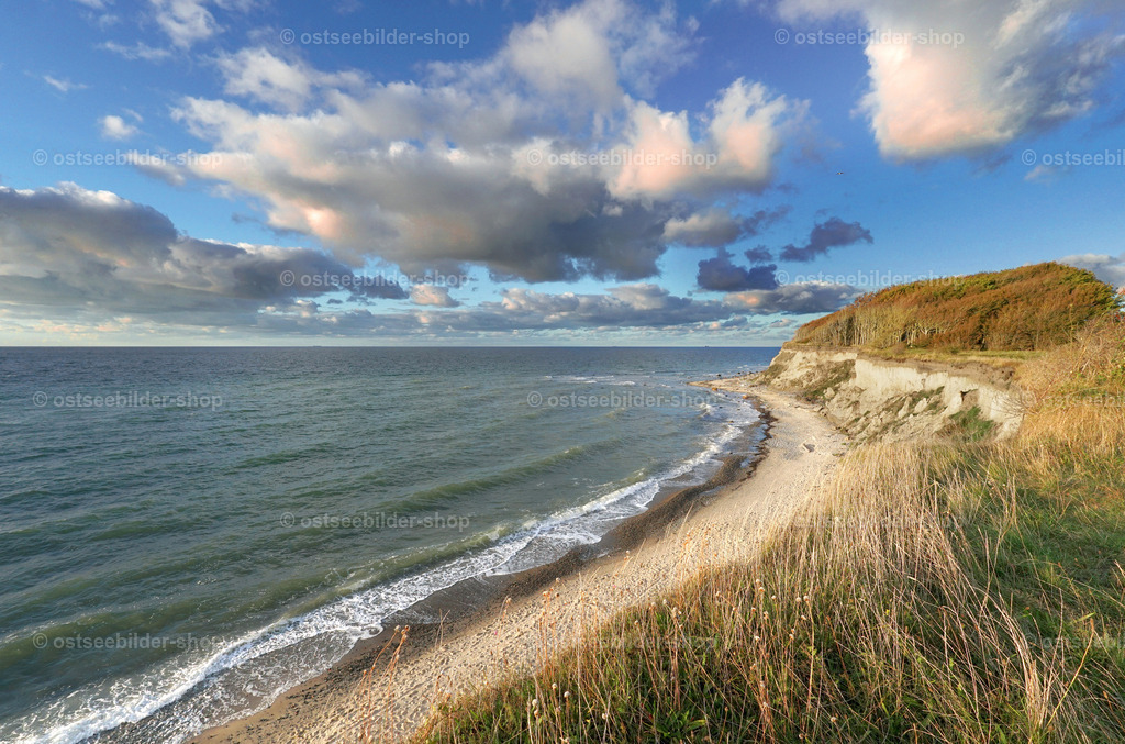Kliffkante mit weitem Blick auf Ostsee und Wolkenhimmel | Der Blick vom herbstlichen Steilufer bis zum Horizont ist hier durch den geschwungenen Verlauf der Küste besonders reizvoll.
