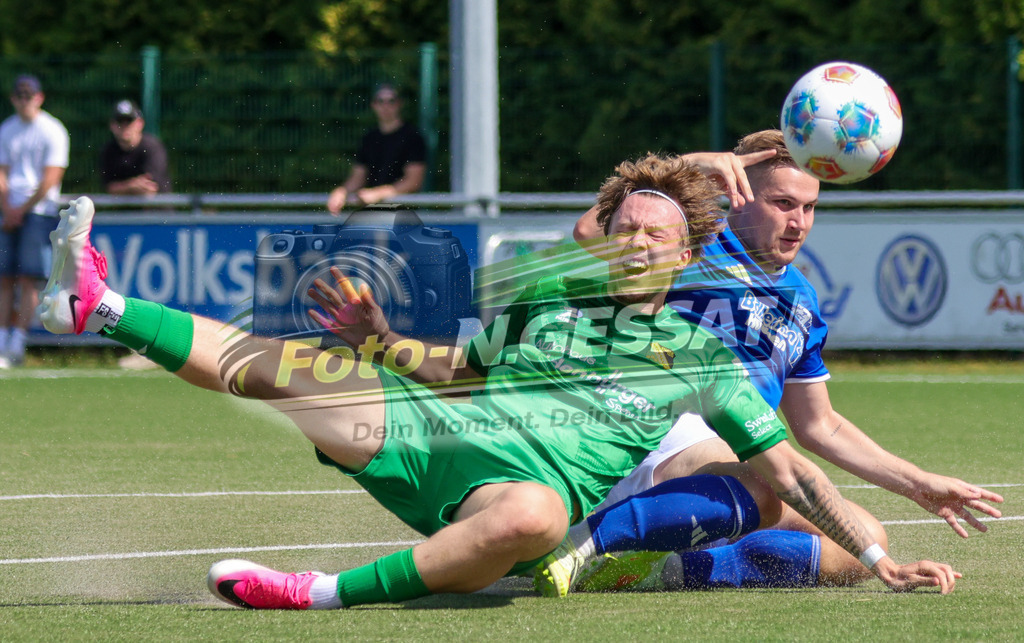 SC Enger - TuS Bruchmühlen | Auf dem Bild zu sehen: grün SC Enger: Tim Maurice Fabert ; blau TuS Bruchmühlen: Justin HöhneBünder SV, TuS Bruchmühlen II, Saison 26/27, Kreisliga A, Enger, Deutschland - Realisiert mit Pictrs.com