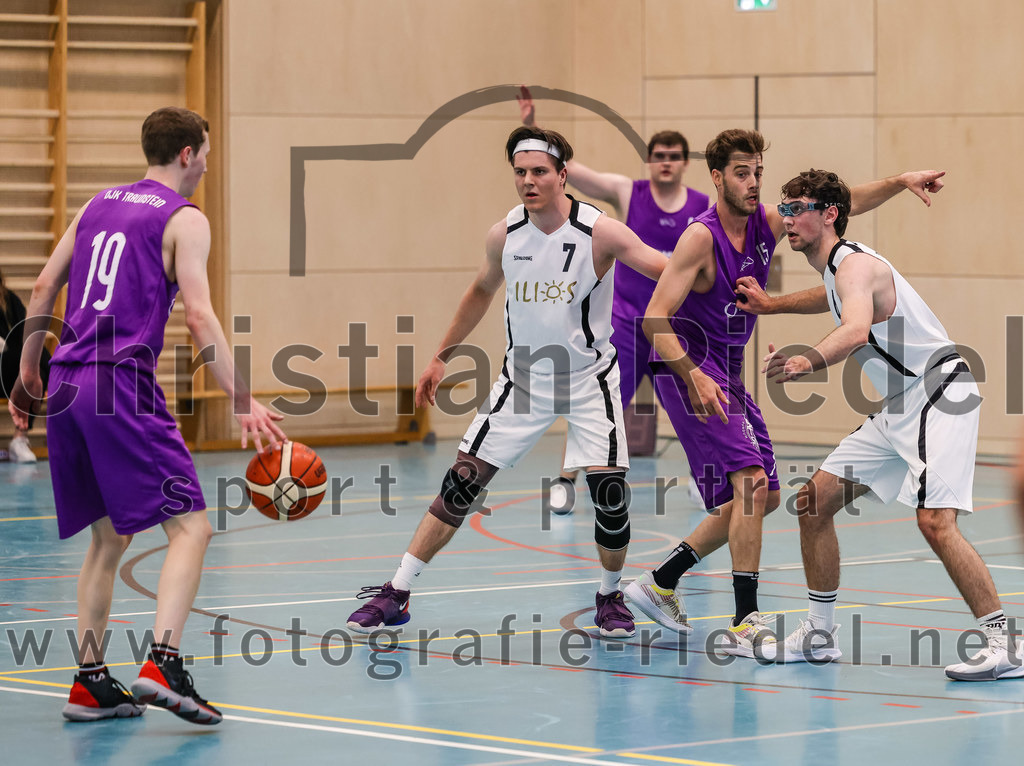 2022-05-01_021_TSV_Vaterstetten_gegen_DJK_Traunstein | Vaterstetten, Deutschland, 01.05.2022:
Basketball, Aufstiegsrunde zur Bayernliga 2021 / 2022, 5. Spieltag, TSV Vaterstetten gegen DJK Traunstein, Endergebnis: 87:79

A. Schatz (DJK Traunstein, #19), Bastian Heckner (TSV Vaterstetten, #7), Maximilian Hoernes (DJK Traunstein, #15), Maximilian Rothe (TSV Vaterstetten, #6)

Foto: Christian Riedel / fotografie-riedel.net