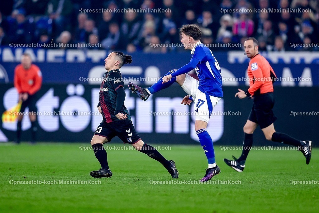 S0401022502133 | 01.02.2025, Fußball, FC Schalke 04 - 1. FC Magdeburg, 2.. Fußball Bundesliga, 20. Spieltag, Veltins-Arena Gelsenkirchen, Saison 2024 2025: Baris Atik (1.FC Magdeburg #23) im Zweikampf gegen Max Grüger (S04 #37)DFB regulations prohibit any use of photographs as image sequences and or quasi-video.