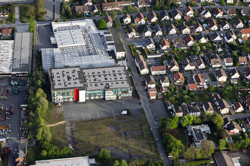 Luftbild: Gruber Polstermöbel GmbH in Sonnefeld im Bundesland Bayern in Deutschland. – Foto: IMG_155450.jpg vom 02.05.2026 durch Werner Riehm/FLY-FOTO.de – Auflösung des Originals: 5886 x 3924 px – gruber-polster.de