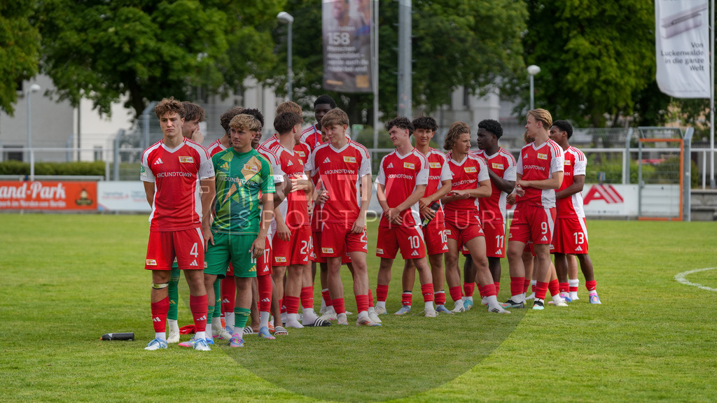 Fußball, Herren, Saison 2025/2026, 3. Luckenwalder Turmpokal, Werner-Seelenbinder-Stadion Luckenwalde, Die Siegerehrung nach Spielende,  | Fußball, Herren, Saison 2025/2026, 3. Luckenwalder Turmpokal, Werner-Seelenbinder-Stadion Luckenwalde, Die Siegerehrung nach Spielende, Im Bild: Die Mannschaft vom 1.FC Union Berlin U19 bei der abschließenden Siegerehrung - Realisiert mit Pictrs.com